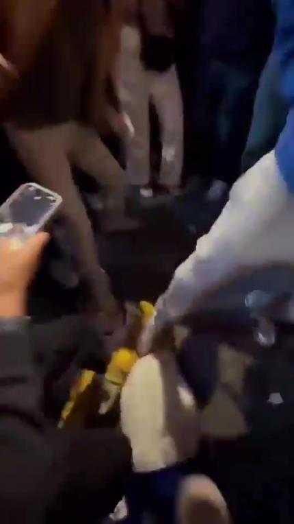 驚！尼克斯大勝步行者后，哈利伯頓遭主場(chǎng)球迷群毆