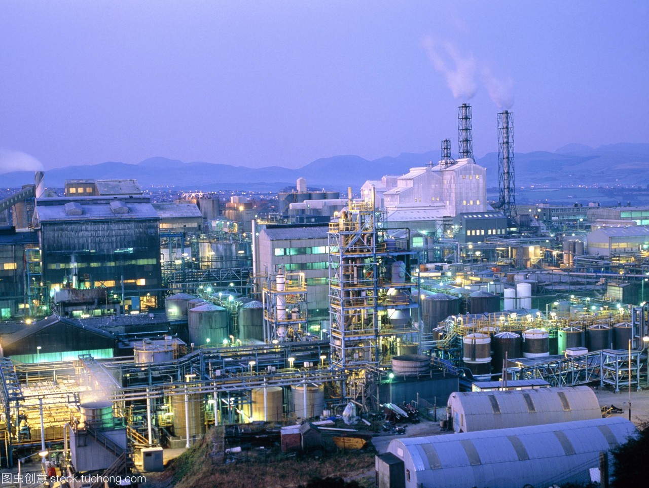 化學工業(yè)。夜間的石階上化工廠在坎布里亞郡Whitehaven英國。這個工廠生產原材料和中間體的洗滌劑和toileteries產業(yè)。它生產表面活性劑表面清潔劑和發(fā)泡產品然后國內清潔材料用于制造肥皂,牙膏,和工業(yè)材料如水泥,泡沫地毯襯底。工廠也生產硫酸因此有一些二氧化硫的排放。